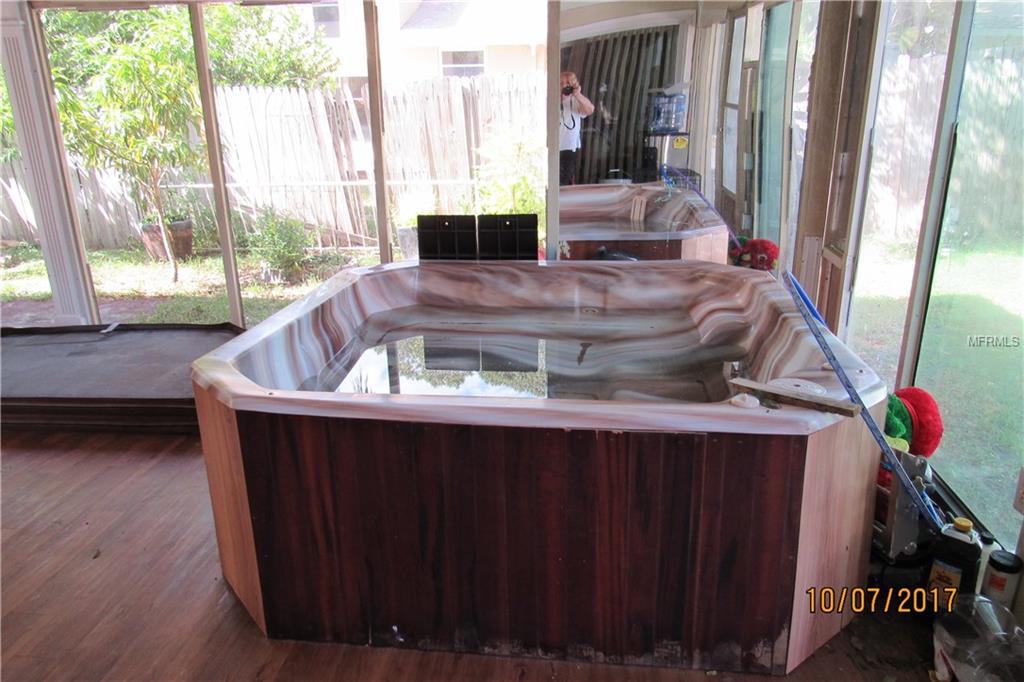 7030 OAKVIEW CIRCLE, TAMPA, Florida 33634, 4 Bedrooms Bedrooms, 6 Rooms Rooms,3 BathroomsBathrooms,Residential,For sale,OAKVIEW,U7835605