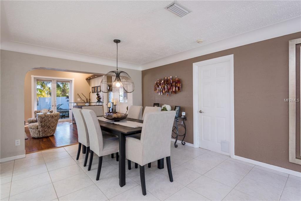 7886 4TH AVENUE S, ST PETERSBURG, Florida 33707, 3 Bedrooms Bedrooms, 3 Rooms Rooms,2 BathroomsBathrooms,Residential,For sale,4TH,U7840590