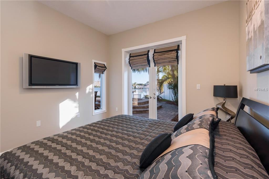 7886 4TH AVENUE S, ST PETERSBURG, Florida 33707, 3 Bedrooms Bedrooms, 3 Rooms Rooms,2 BathroomsBathrooms,Residential,For sale,4TH,U7840590