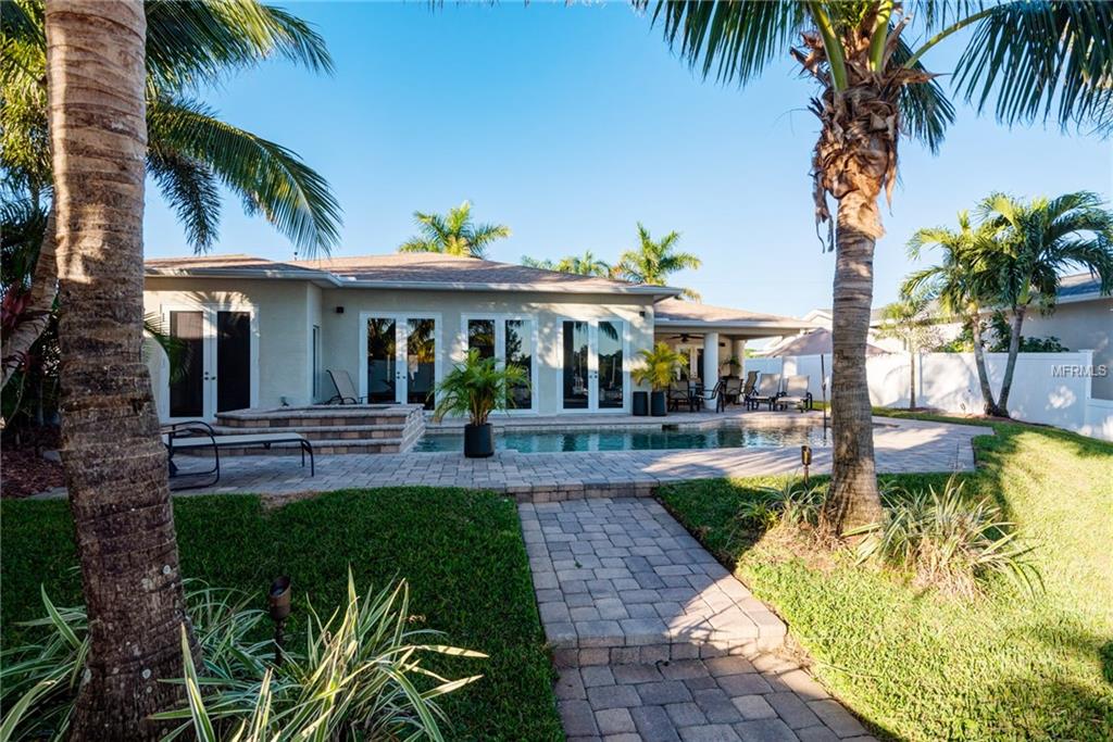 7886 4TH AVENUE S, ST PETERSBURG, Florida 33707, 3 Bedrooms Bedrooms, 3 Rooms Rooms,2 BathroomsBathrooms,Residential,For sale,4TH,U7840590