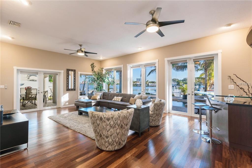 7886 4TH AVENUE S, ST PETERSBURG, Florida 33707, 3 Bedrooms Bedrooms, 3 Rooms Rooms,2 BathroomsBathrooms,Residential,For sale,4TH,U7840590