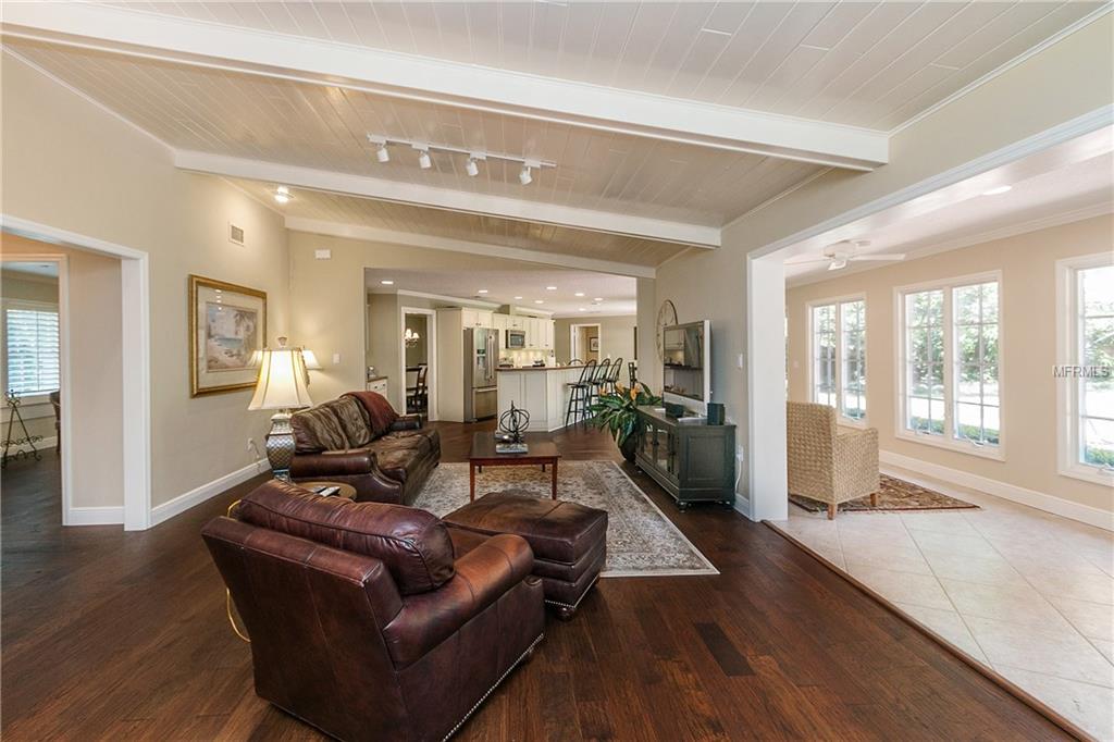 5 SHADOW LANE, MAITLAND, Florida 32751, 4 Bedrooms Bedrooms, 10 Rooms Rooms,3 BathroomsBathrooms,Residential,For sale,SHADOW,O5560936