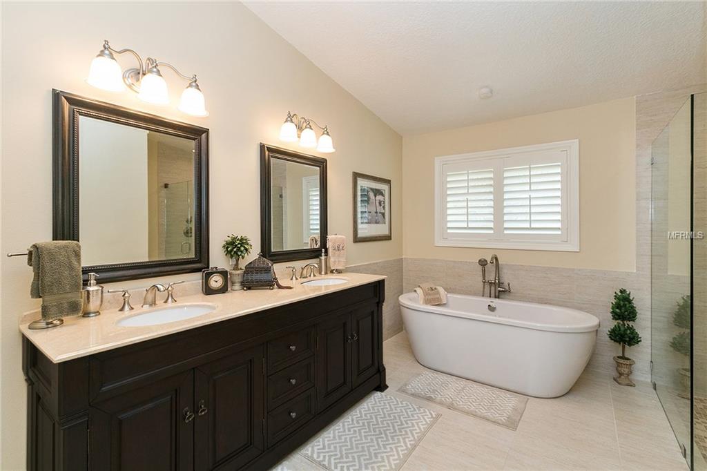 5 SHADOW LANE, MAITLAND, Florida 32751, 4 Bedrooms Bedrooms, 10 Rooms Rooms,3 BathroomsBathrooms,Residential,For sale,SHADOW,O5560936