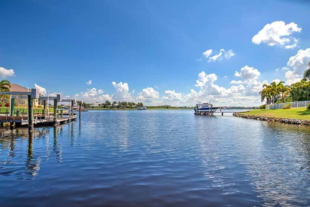 607 MANNS HARBOR DRIVE, APOLLO BEACH, Florida 33572, 4 Bedrooms Bedrooms, 12 Rooms Rooms,3 BathroomsBathrooms,Residential,For sale,MANNS HARBOR,T2899877