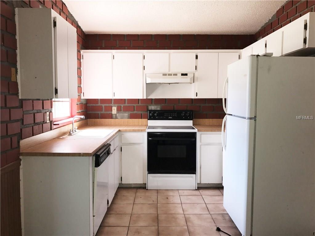 959 SUNRISE COURT, WINTER HAVEN, Florida 33880, 4 Bedrooms Bedrooms, 3 Rooms Rooms,2 BathroomsBathrooms,Residential,For sale,SUNRISE,T2899881