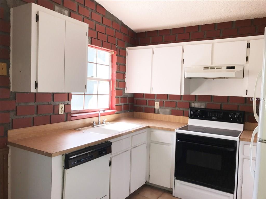 959 SUNRISE COURT, WINTER HAVEN, Florida 33880, 4 Bedrooms Bedrooms, 3 Rooms Rooms,2 BathroomsBathrooms,Residential,For sale,SUNRISE,T2899881