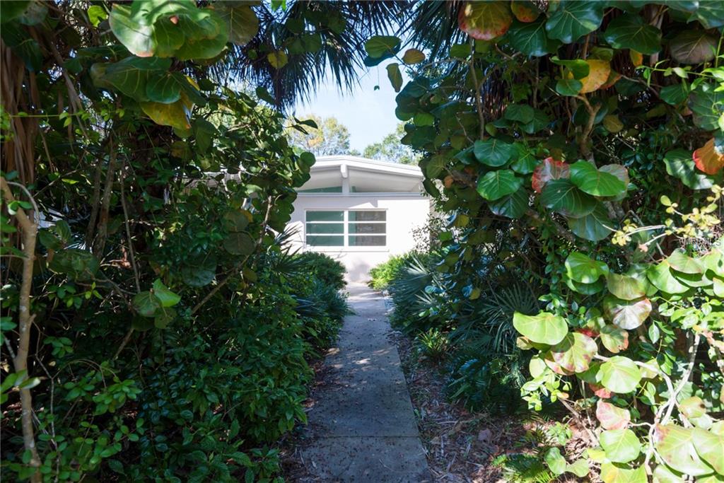 701 PINELLAS POINT DRIVE S, ST PETERSBURG, Florida 33705, 3 Bedrooms Bedrooms, 9 Rooms Rooms,2 BathroomsBathrooms,Residential,For sale,PINELLAS POINT,U7845808