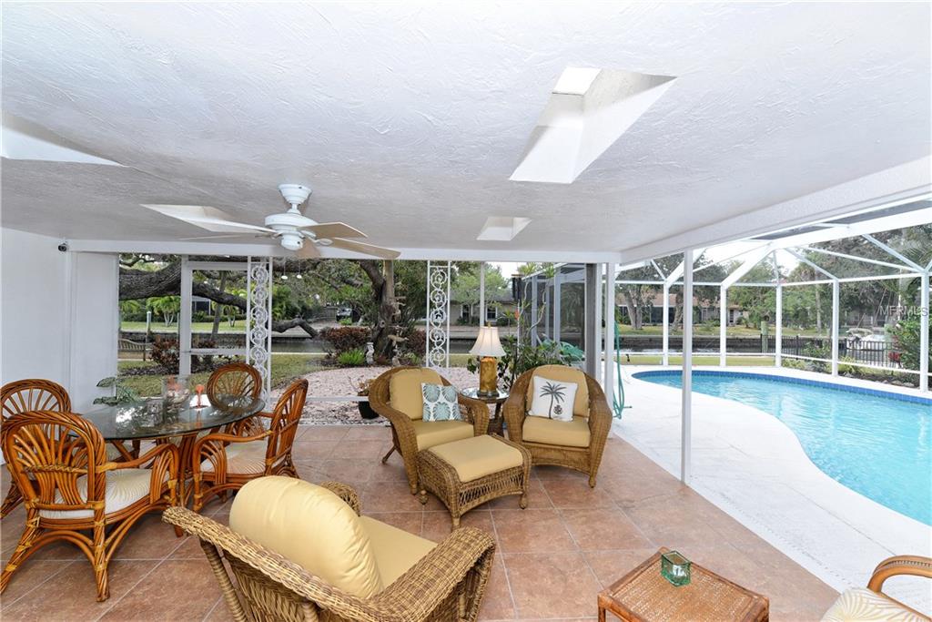 650 LONGVIEW DRIVE, LONGBOAT KEY, Florida 34228, 3 Bedrooms Bedrooms, 11 Rooms Rooms,2 BathroomsBathrooms,Residential,For sale,LONGVIEW,A4209769