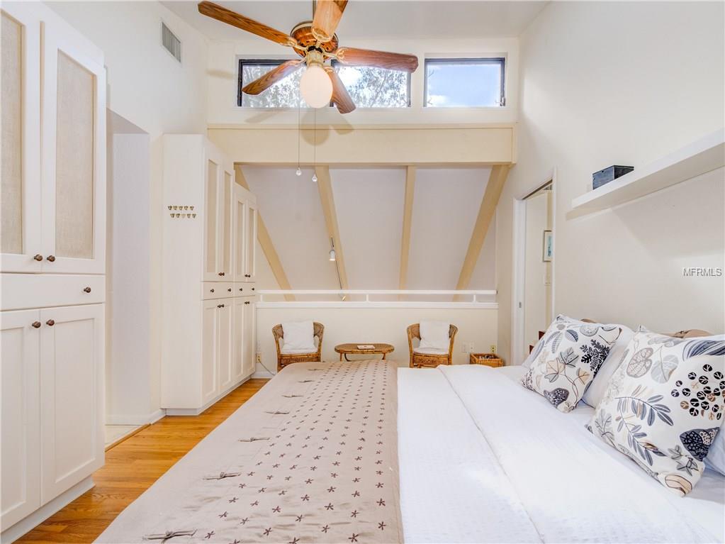 1344 PLEASANT WAY S, ST PETERSBURG, Florida 33705, 5 Bedrooms Bedrooms, 7 Rooms Rooms,4 BathroomsBathrooms,Residential,For sale,PLEASANT,U7843448