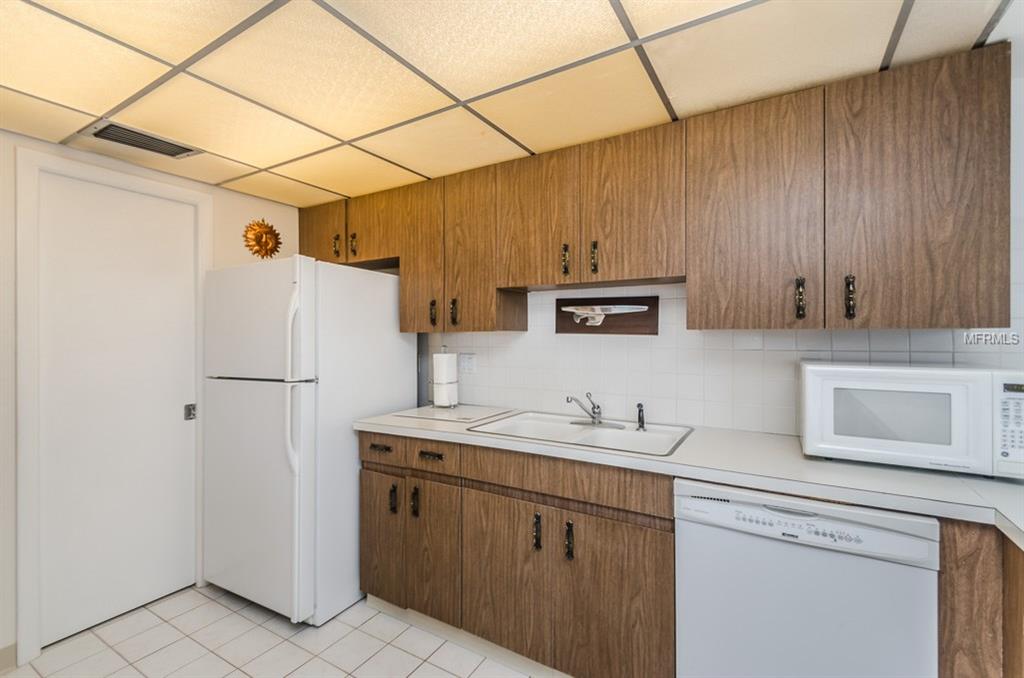 632 EDGEWATER DRIVE, DUNEDIN, Florida 34698, 2 Bedrooms Bedrooms, 5 Rooms Rooms,2 BathroomsBathrooms,Residential,For sale,EDGEWATER,U7842689