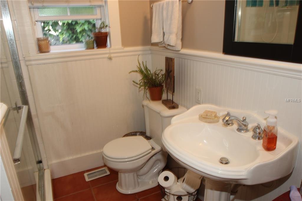 945 N UNSER STREET, MOUNT DORA, Florida 32757, 2 Bedrooms Bedrooms, 7 Rooms Rooms,1 BathroomBathrooms,Residential,For sale,UNSER,O5550375