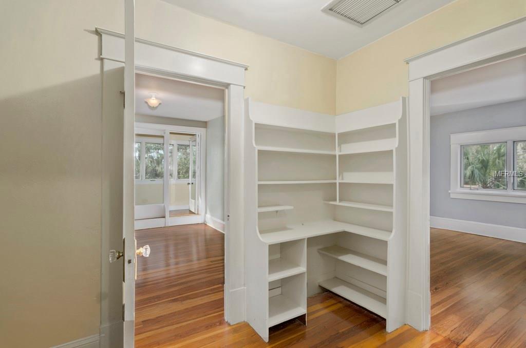 701 S HYER AVENUE, ORLANDO, Florida 32801, 3 Bedrooms Bedrooms, 4 Rooms Rooms,3 BathroomsBathrooms,Residential,For sale,HYER,O5558278