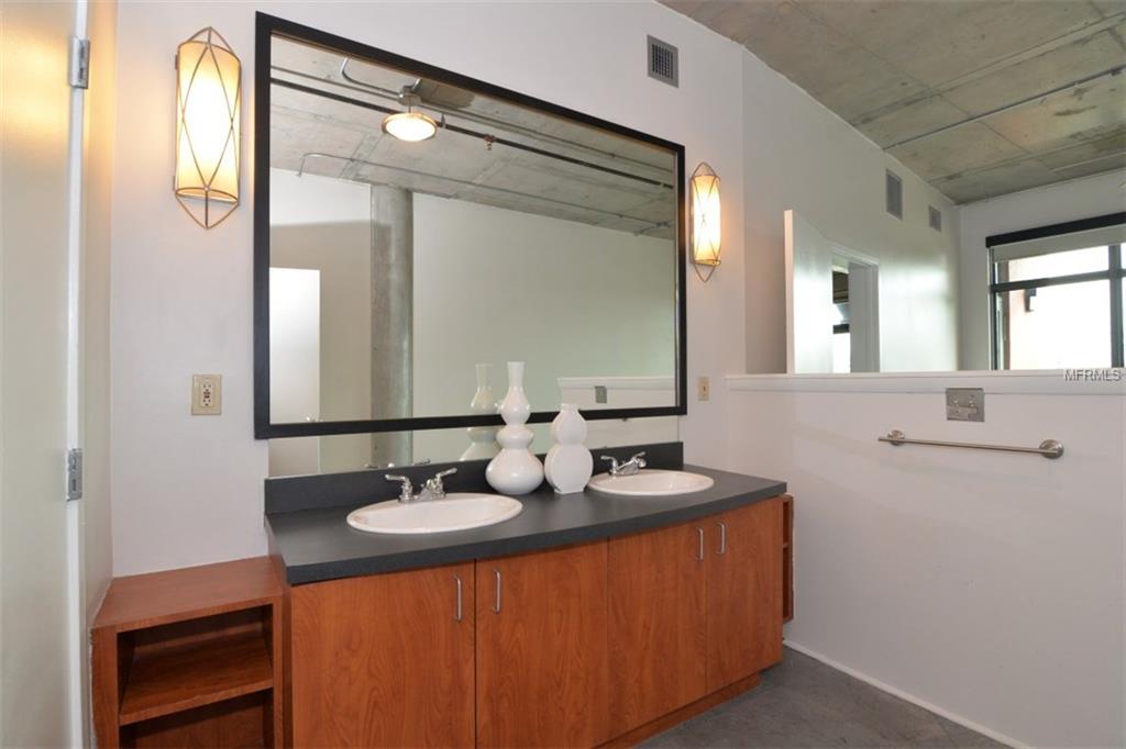 10 N SUMMERLIN AVENUE, ORLANDO, Florida 32801, 1 Bedroom Bedrooms, 3 Rooms Rooms,1 BathroomBathrooms,Residential,For sale,SUMMERLIN,O5561969