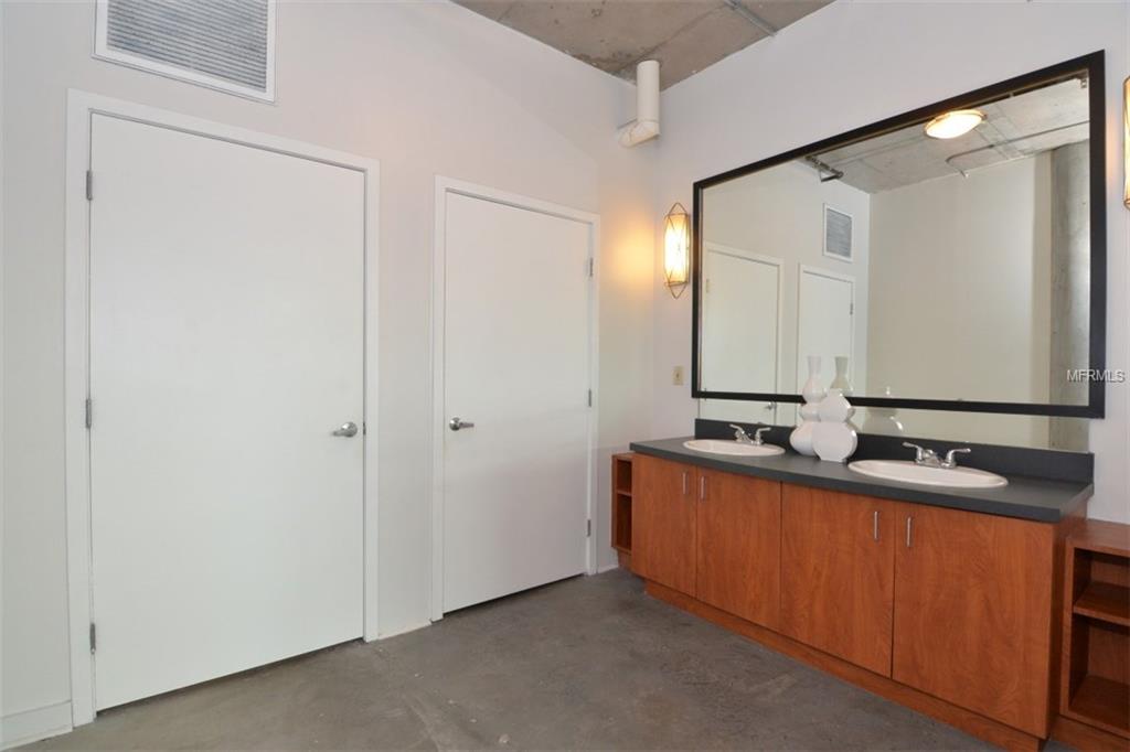 10 N SUMMERLIN AVENUE, ORLANDO, Florida 32801, 1 Bedroom Bedrooms, 3 Rooms Rooms,1 BathroomBathrooms,Residential,For sale,SUMMERLIN,O5561969