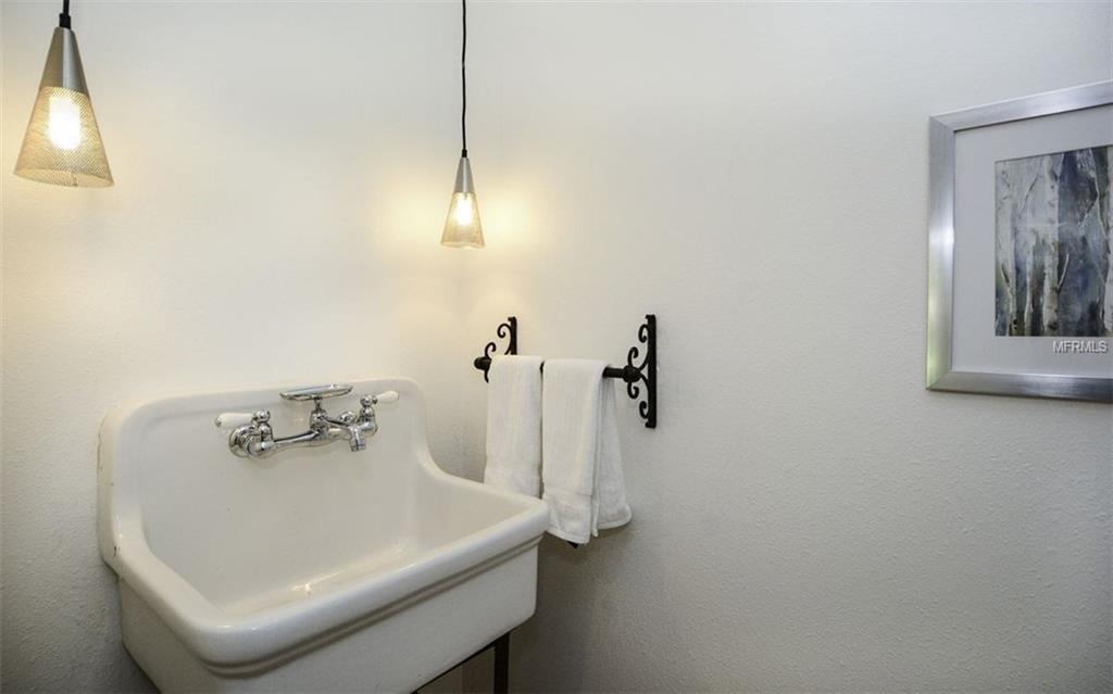 2133 ORIOLE DRIVE, SARASOTA, Florida 34239, 4 Bedrooms Bedrooms, 9 Rooms Rooms,3 BathroomsBathrooms,Residential,For sale,ORIOLE,A4207365