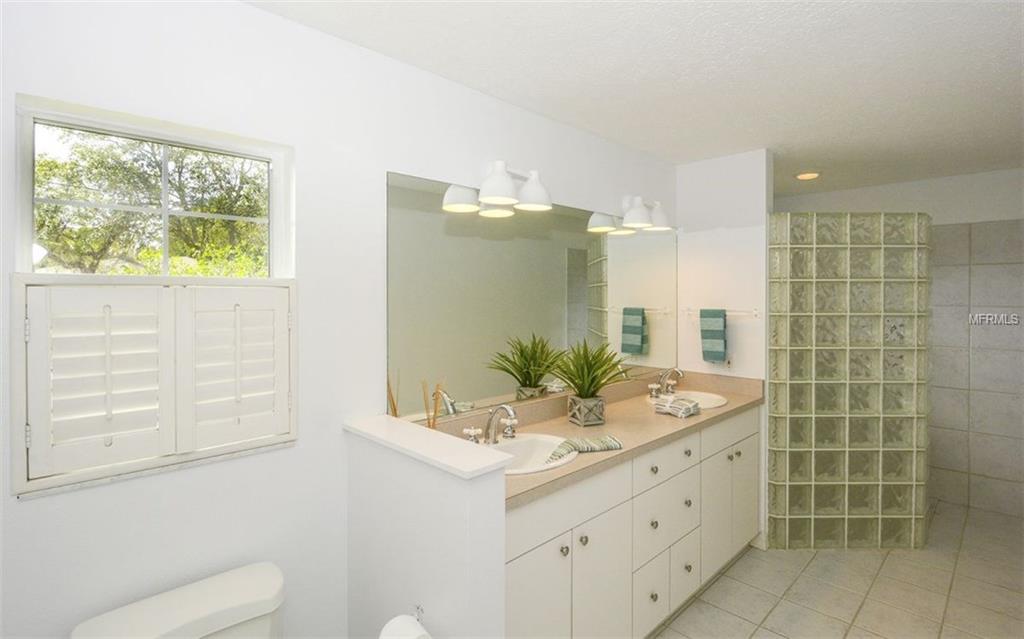 2133 ORIOLE DRIVE, SARASOTA, Florida 34239, 4 Bedrooms Bedrooms, 9 Rooms Rooms,3 BathroomsBathrooms,Residential,For sale,ORIOLE,A4207365