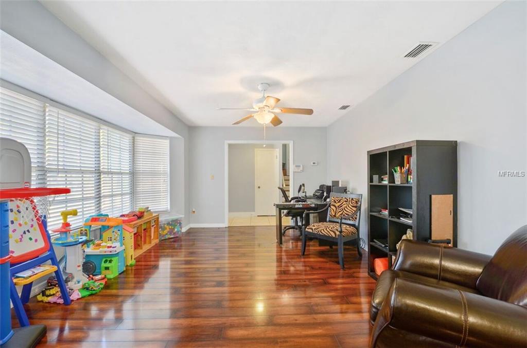 303 HERMITS TRAIL, ALTAMONTE SPRINGS, Florida 32701, 3 Bedrooms Bedrooms, 7 Rooms Rooms,2 BathroomsBathrooms,Residential,For sale,HERMITS,O5561229