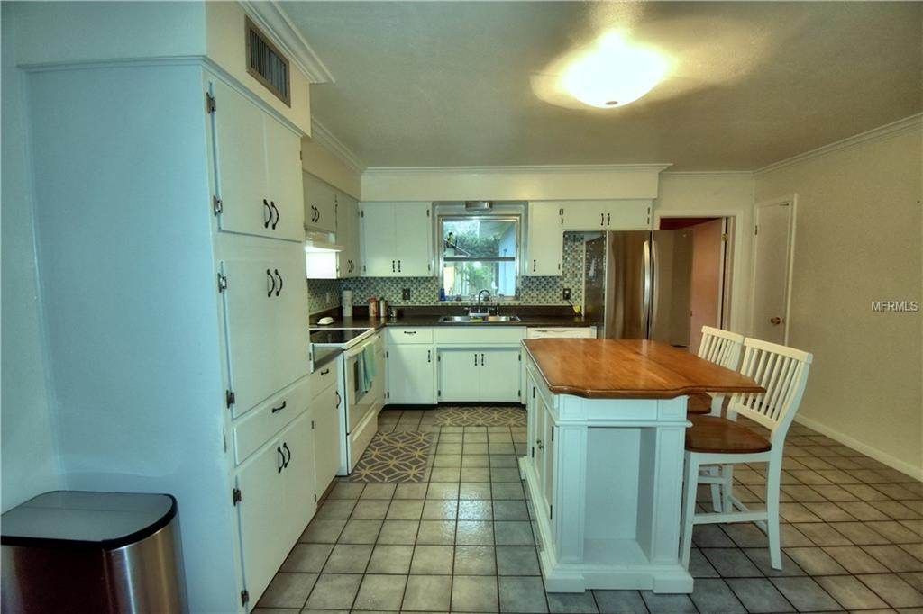 1500 AVENUE H NE, WINTER HAVEN, Florida 33881, 4 Bedrooms Bedrooms, 7 Rooms Rooms,2 BathroomsBathrooms,Residential,For sale,AVENUE H,P4718498