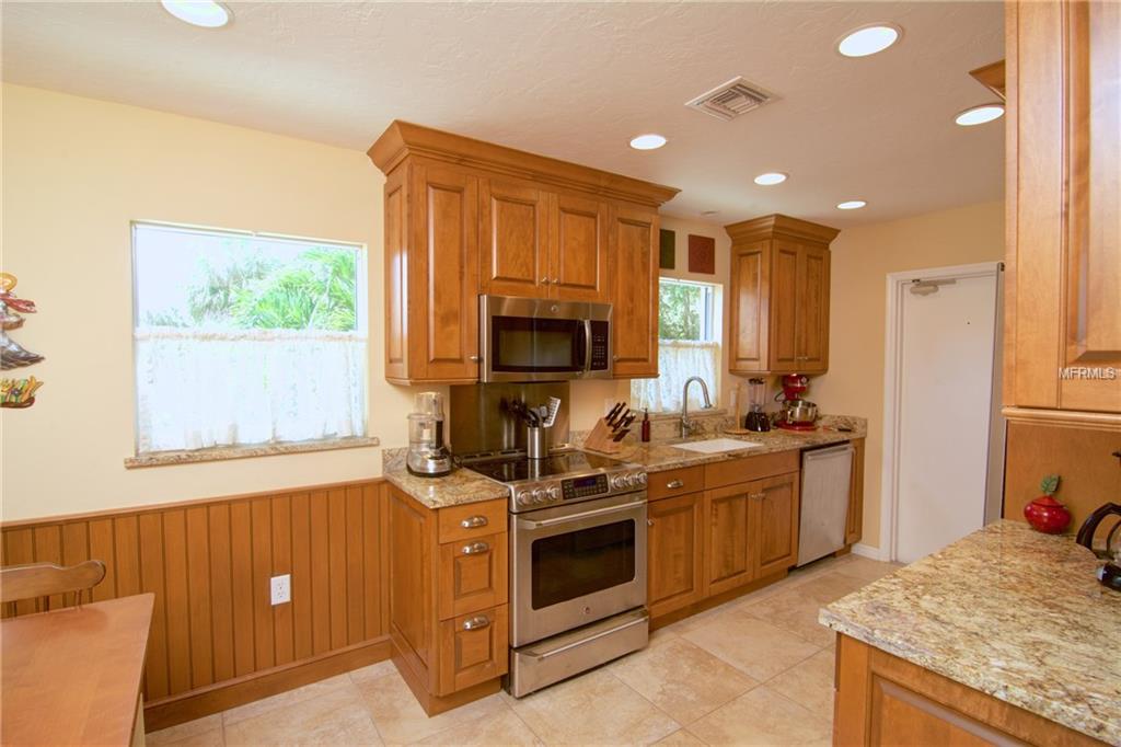 704 TROPICAL CIRCLE, SARASOTA, Florida 34242, 3 Bedrooms Bedrooms, 6 Rooms Rooms,2 BathroomsBathrooms,Residential,For sale,TROPICAL,A4197363