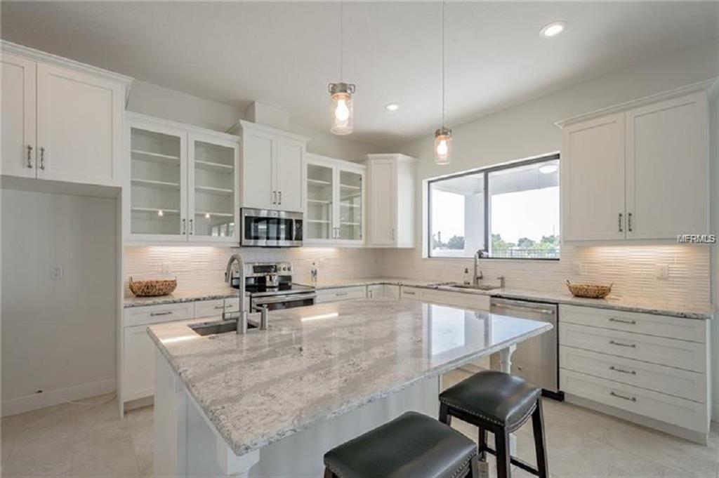 2660 COLUMBUS WAY S, ST PETERSBURG, Florida 33712, 3 Bedrooms Bedrooms, 6 Rooms Rooms,2 BathroomsBathrooms,Residential,For sale,COLUMBUS,U7842739