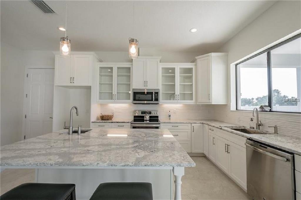 2660 COLUMBUS WAY S, ST PETERSBURG, Florida 33712, 3 Bedrooms Bedrooms, 6 Rooms Rooms,2 BathroomsBathrooms,Residential,For sale,COLUMBUS,U7842739