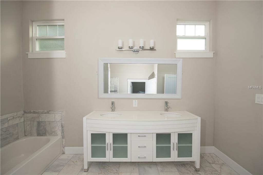 208 JEFFERSON CIRCLE NE, ST PETERSBURG, Florida 33702, 4 Bedrooms Bedrooms, 7 Rooms Rooms,2 BathroomsBathrooms,Residential,For sale,JEFFERSON,U7846211