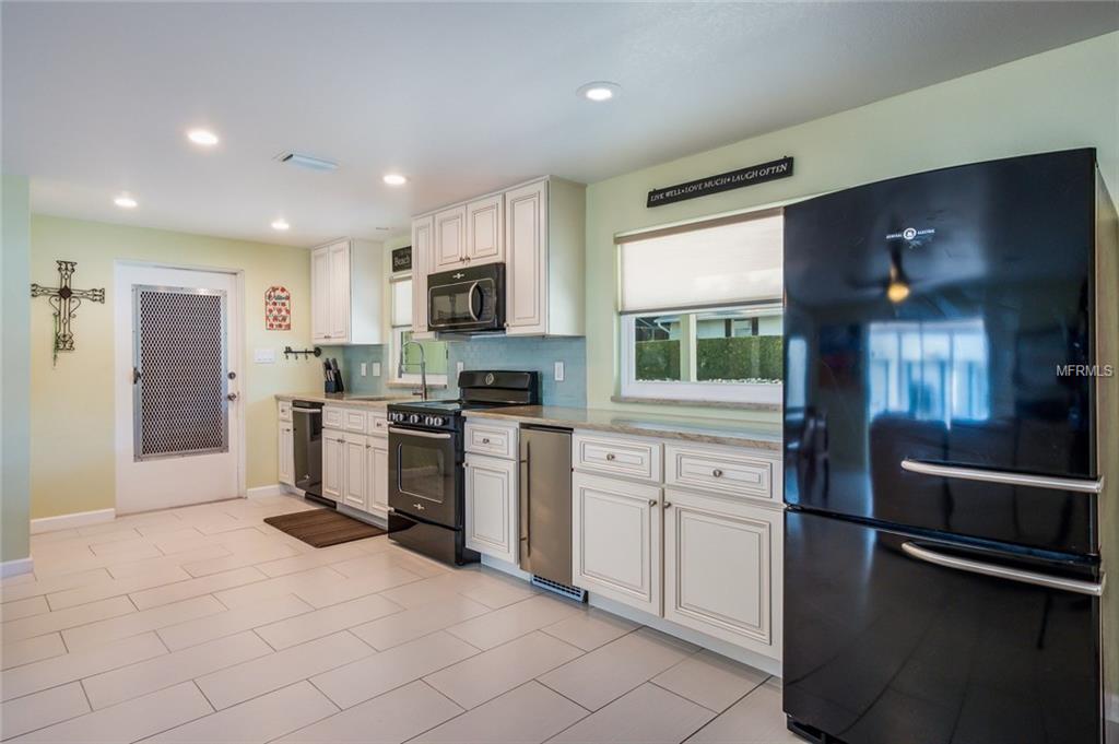 744 JUNGLE QUEEN WAY, LONGBOAT KEY, Florida 34228, 3 Bedrooms Bedrooms, 9 Rooms Rooms,2 BathroomsBathrooms,Residential,For sale,JUNGLE QUEEN,A4206839