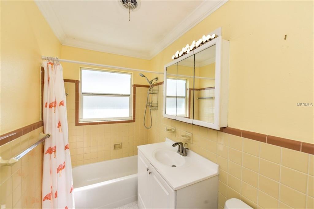 3215 S EAST AVENUE, SARASOTA, Florida 34239, 2 Bedrooms Bedrooms, 5 Rooms Rooms,1 BathroomBathrooms,Residential,For sale,EAST,A4210131