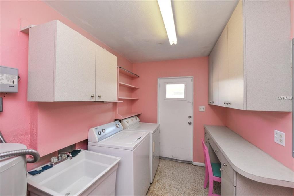 3215 S EAST AVENUE, SARASOTA, Florida 34239, 2 Bedrooms Bedrooms, 5 Rooms Rooms,1 BathroomBathrooms,Residential,For sale,EAST,A4210131