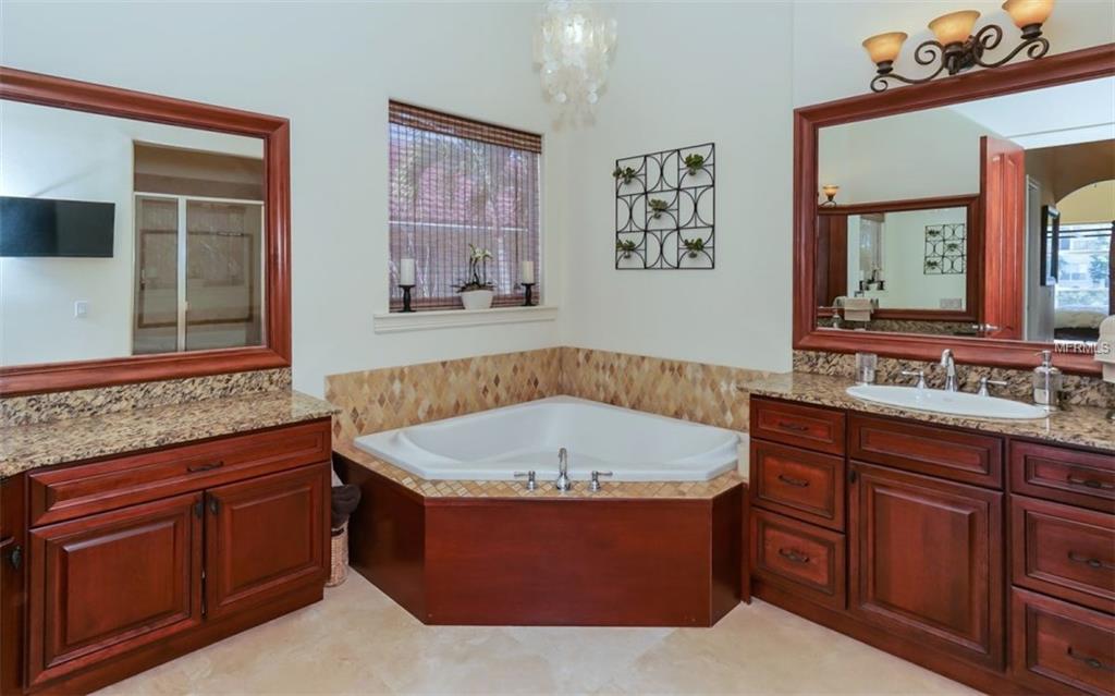 323 S WASHINGTON DRIVE, SARASOTA, Florida 34236, 3 Bedrooms Bedrooms, 7 Rooms Rooms,3 BathroomsBathrooms,Residential,For sale,WASHINGTON,A4209906