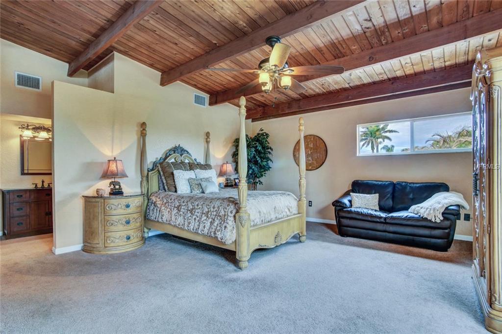 515 CRYSTAL DRIVE, MADEIRA BEACH, Florida 33708, 4 Bedrooms Bedrooms, 8 Rooms Rooms,3 BathroomsBathrooms,Residential,For sale,CRYSTAL,U7847486