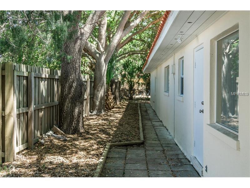 317 HARBOR DRIVE S, VENICE, Florida 34285, 2 Bedrooms Bedrooms, 5 Rooms Rooms,3 BathroomsBathrooms,Residential,For sale,HARBOR,N5916398