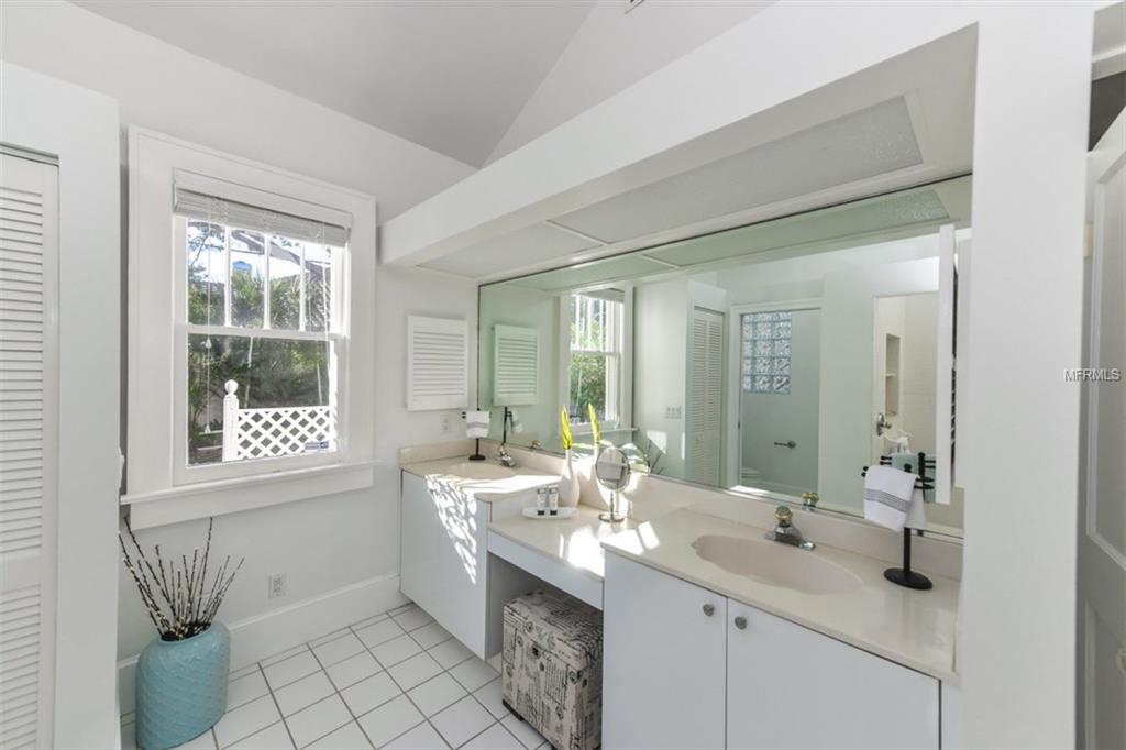 1936 GROVE STREET, SARASOTA, Florida 34239, 4 Bedrooms Bedrooms, 6 Rooms Rooms,4 BathroomsBathrooms,Residential,For sale,GROVE,A4206863