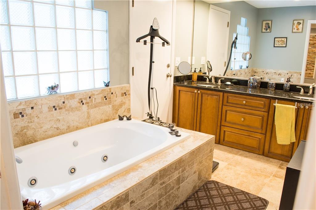 207 S SHADOWBAY BOULEVARD, LONGWOOD, Florida 32779, 4 Bedrooms Bedrooms, 6 Rooms Rooms,3 BathroomsBathrooms,Residential,For sale,SHADOWBAY,O5559746