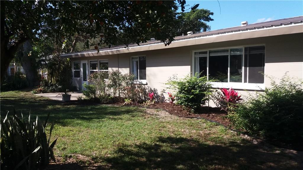 2726 JEFFERSON CIRCLE, SARASOTA, Florida 34239, 3 Bedrooms Bedrooms, 9 Rooms Rooms,2 BathroomsBathrooms,Residential,For sale,JEFFERSON,A4210141