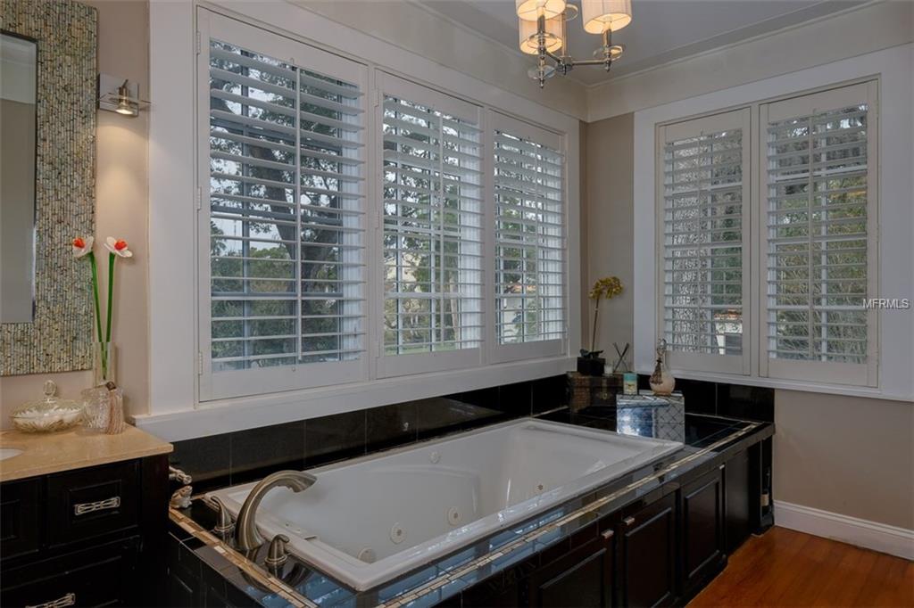 4804 W WOODMERE ROAD, TAMPA, Florida 33609, 4 Bedrooms Bedrooms, 9 Rooms Rooms,2 BathroomsBathrooms,Residential,For sale,WOODMERE,T2921087