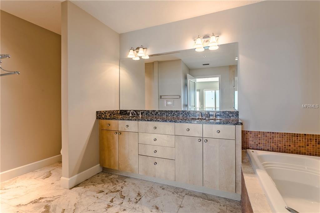 100 S EOLA DRIVE, ORLANDO, Florida 32801, 2 Bedrooms Bedrooms, 5 Rooms Rooms,2 BathroomsBathrooms,Residential,For sale,EOLA,O5546370