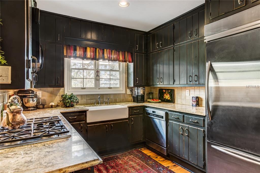 325 LAKESHORE DRIVE, LEESBURG, Florida 34748, 4 Bedrooms Bedrooms, 9 Rooms Rooms,3 BathroomsBathrooms,Residential,For sale,LAKESHORE,G4850789