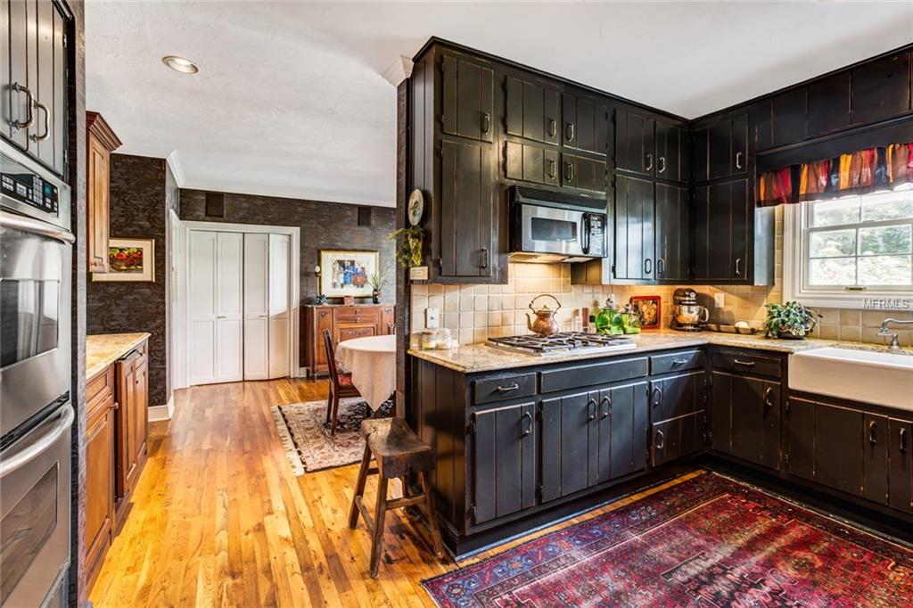 325 LAKESHORE DRIVE, LEESBURG, Florida 34748, 4 Bedrooms Bedrooms, 9 Rooms Rooms,3 BathroomsBathrooms,Residential,For sale,LAKESHORE,G4850789