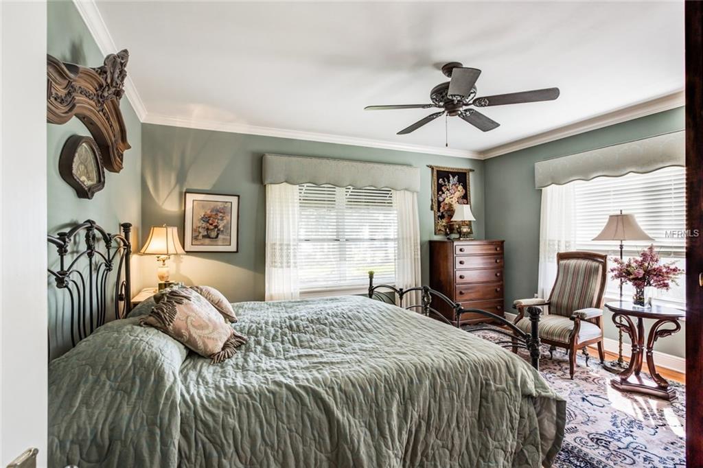 325 LAKESHORE DRIVE, LEESBURG, Florida 34748, 4 Bedrooms Bedrooms, 9 Rooms Rooms,3 BathroomsBathrooms,Residential,For sale,LAKESHORE,G4850789