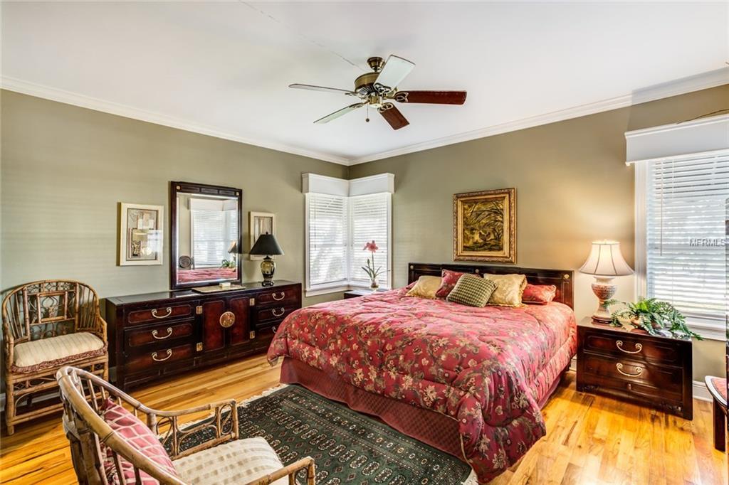 325 LAKESHORE DRIVE, LEESBURG, Florida 34748, 4 Bedrooms Bedrooms, 9 Rooms Rooms,3 BathroomsBathrooms,Residential,For sale,LAKESHORE,G4850789