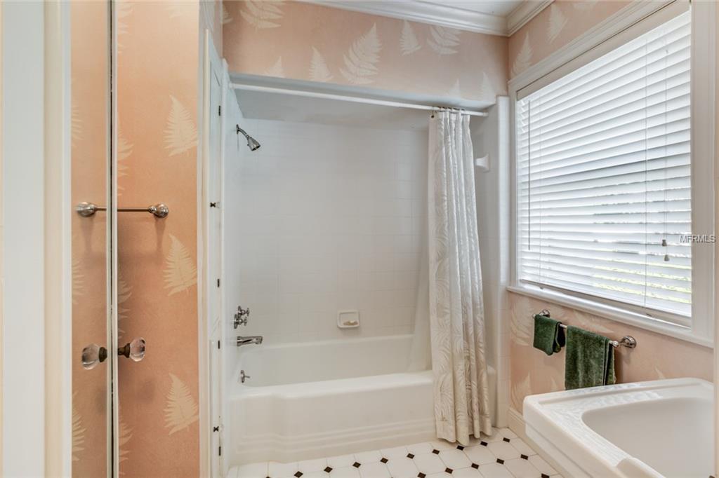 325 LAKESHORE DRIVE, LEESBURG, Florida 34748, 4 Bedrooms Bedrooms, 9 Rooms Rooms,3 BathroomsBathrooms,Residential,For sale,LAKESHORE,G4850789