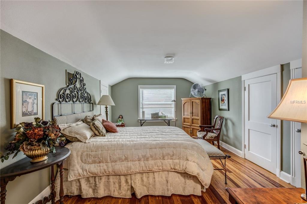 325 LAKESHORE DRIVE, LEESBURG, Florida 34748, 4 Bedrooms Bedrooms, 9 Rooms Rooms,3 BathroomsBathrooms,Residential,For sale,LAKESHORE,G4850789