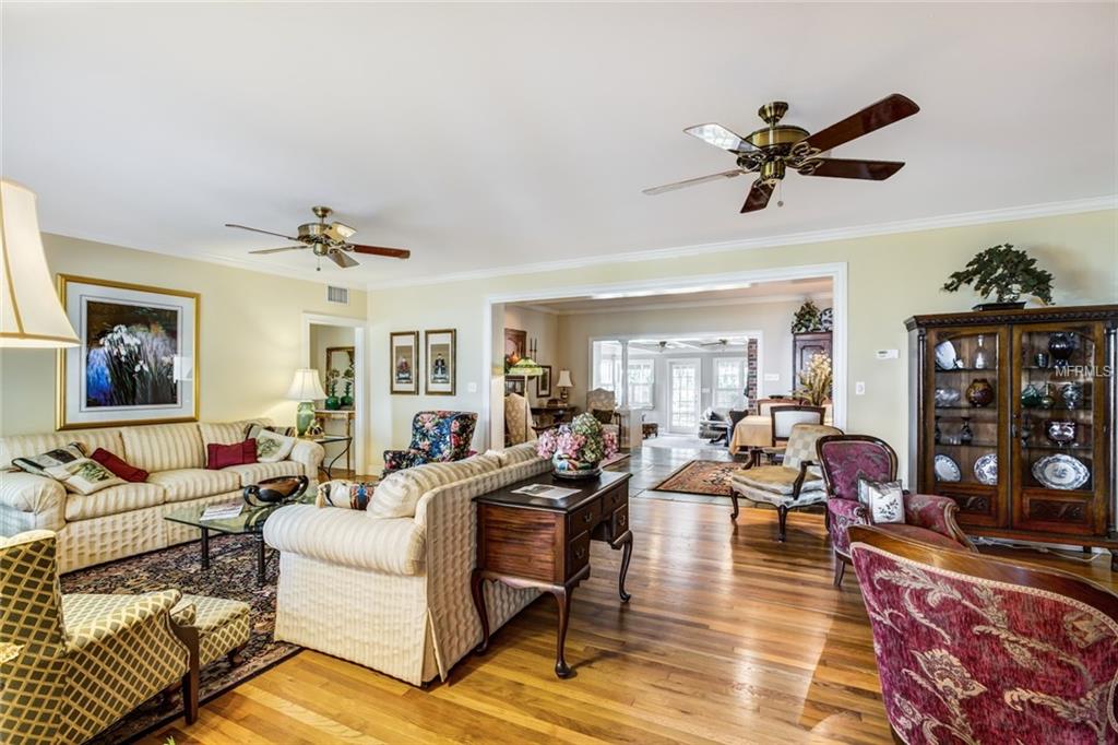 325 LAKESHORE DRIVE, LEESBURG, Florida 34748, 4 Bedrooms Bedrooms, 9 Rooms Rooms,3 BathroomsBathrooms,Residential,For sale,LAKESHORE,G4850789