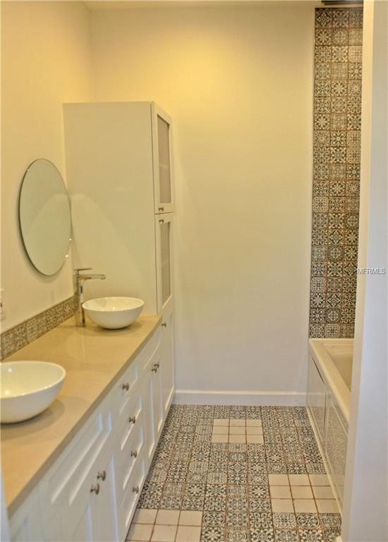 2405 WOODLAWN CIRCLE W, ST PETERSBURG, Florida 33704, 3 Bedrooms Bedrooms, 3 Rooms Rooms,2 BathroomsBathrooms,Residential,For sale,WOODLAWN,U7840884