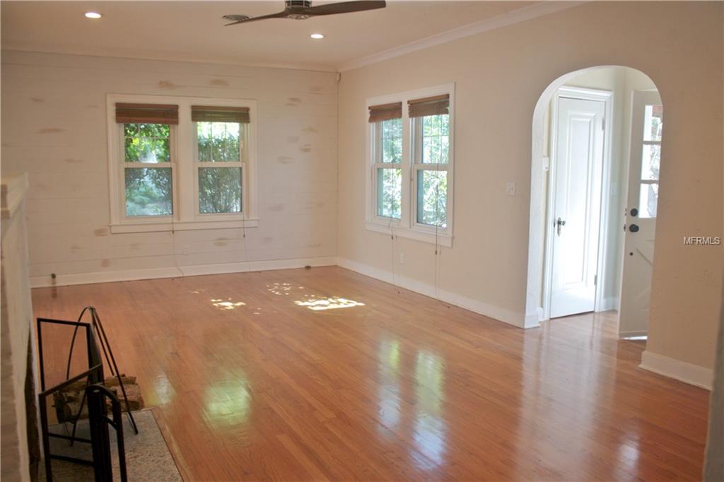 2405 WOODLAWN CIRCLE W, ST PETERSBURG, Florida 33704, 3 Bedrooms Bedrooms, 3 Rooms Rooms,2 BathroomsBathrooms,Residential,For sale,WOODLAWN,U7840884