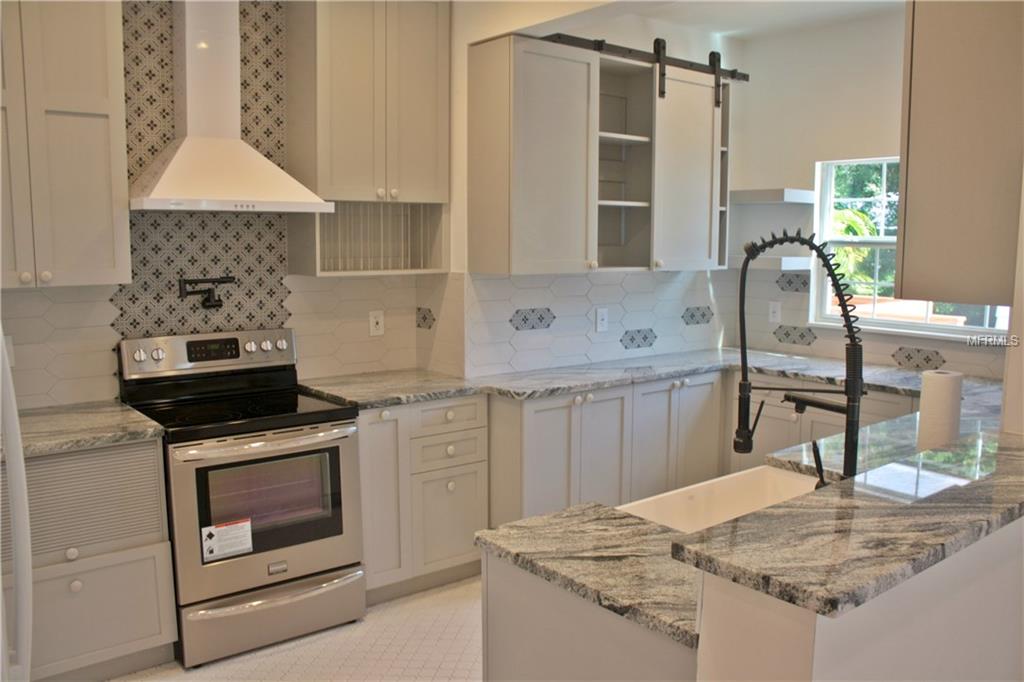 2405 WOODLAWN CIRCLE W, ST PETERSBURG, Florida 33704, 3 Bedrooms Bedrooms, 3 Rooms Rooms,2 BathroomsBathrooms,Residential,For sale,WOODLAWN,U7840884