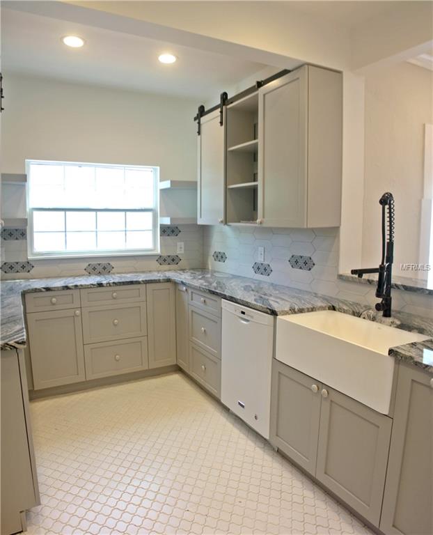 2405 WOODLAWN CIRCLE W, ST PETERSBURG, Florida 33704, 3 Bedrooms Bedrooms, 3 Rooms Rooms,2 BathroomsBathrooms,Residential,For sale,WOODLAWN,U7840884