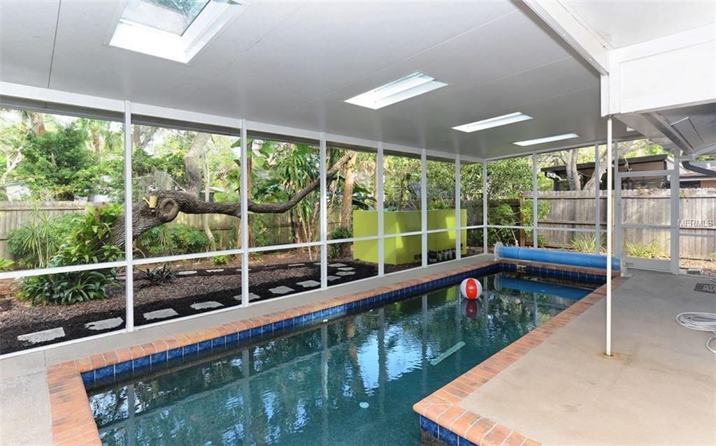 801 EDGEMERE LANE, SARASOTA, Florida 34242, 3 Bedrooms Bedrooms, 7 Rooms Rooms,2 BathroomsBathrooms,Residential,For sale,EDGEMERE,A4203748