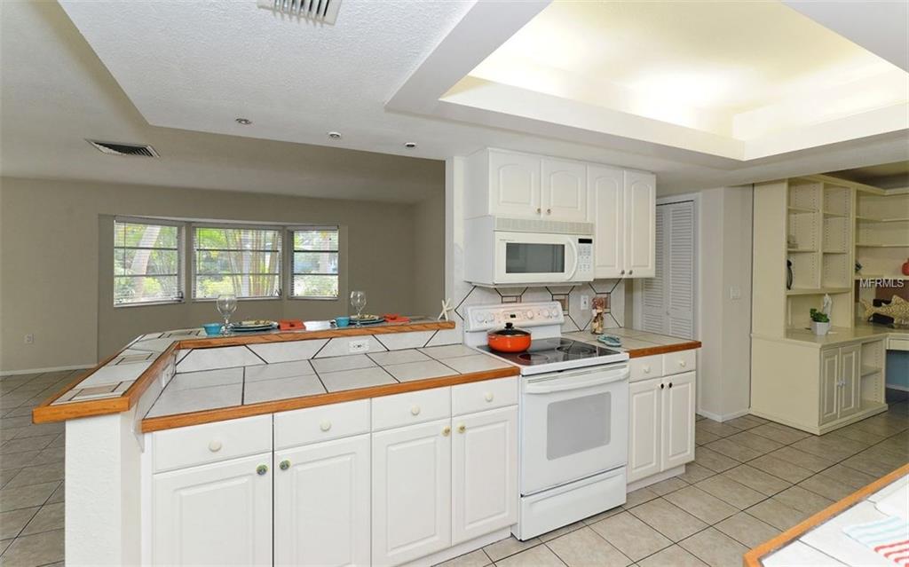 801 EDGEMERE LANE, SARASOTA, Florida 34242, 3 Bedrooms Bedrooms, 7 Rooms Rooms,2 BathroomsBathrooms,Residential,For sale,EDGEMERE,A4203748